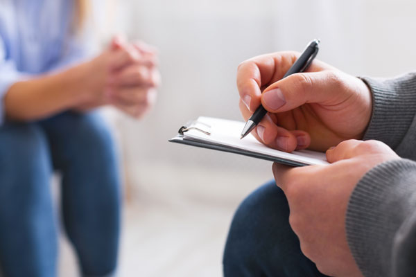 психотерапевт консультирует пациента с синдромом нарциссизма